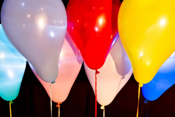 Koyu arkaplana karşı öncülük eden renkli balonlar — Stok fotoğraf