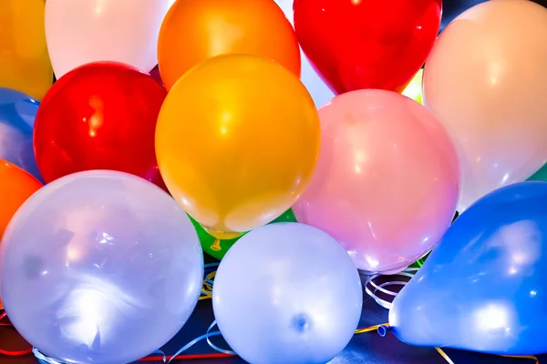 Koyu arkaplana karşı öncülük eden renkli balonlar — Stok fotoğraf