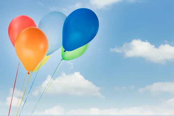 Palloncini colorati per compleanno e celebrazioni isolati nel cielo blu — Foto Stock