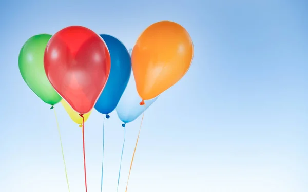 Globos coloridos para cumpleaños y celebraciones aisladas en el cielo azul — Foto de Stock