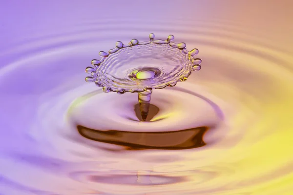 Hoge snelheid water drop foto met botsende druppels — Stockfoto