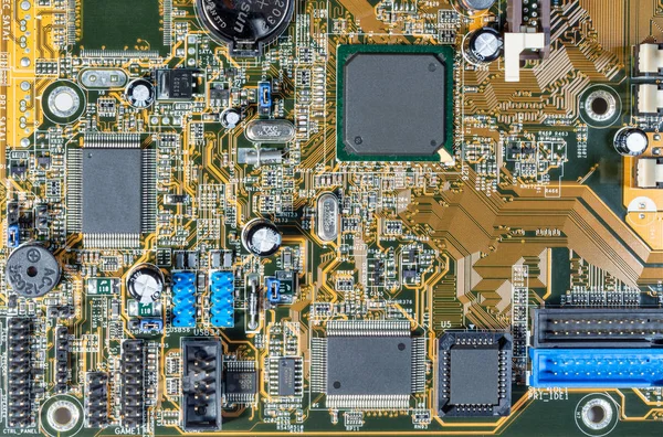 Circuito electrónico y detalles de chips en la placa base del ordenador —  Fotos de Stock