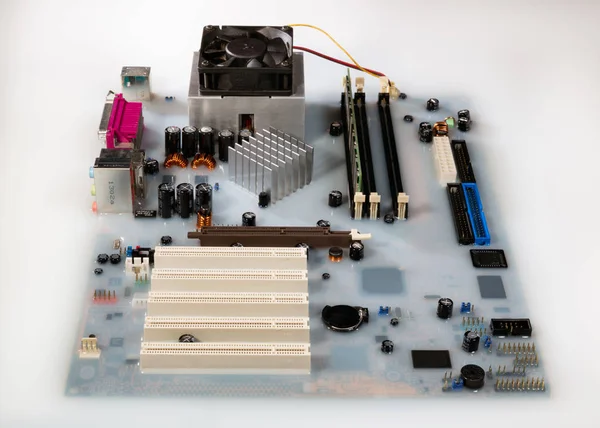 Mainboard kaart computer overspoeld door wit gekleurd water — Stockfoto