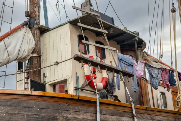 Візок і щогла з оснащенням на старому дерев'яному вітрильному кораблі — стокове фото