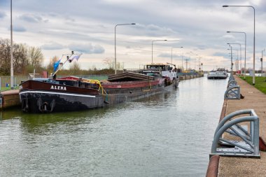 Hollanda Meuse nehri yakınlarındaki Julianakanaal kanalı kilitlendi.