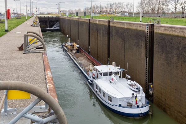 Barge in lock canal Julianakanaal near Dutch river Meuse — Stock Photo, Image