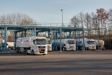 Utrecht yakınlarındaki aktarma istasyonunda petrol ve benzin yükleyen tankerler