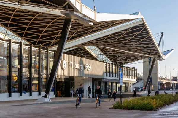 Železniční stanice Tilburg s projíždějícím cyklistou a chodci — Stock fotografie