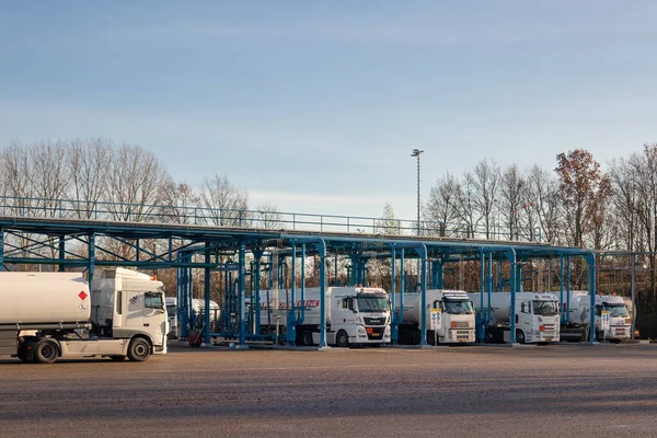 Tankers loading oil and gas at transfer station near Utrecht — Stock Photo, Image