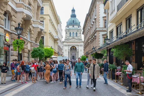 Mensen lopen in de straat voor St Stephens Basiliek — Stockfoto