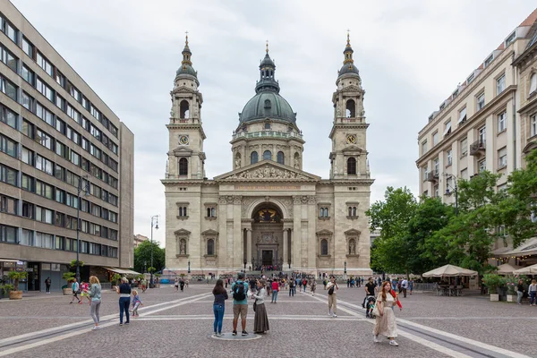 Tér emberekkel a Szent István Bazilika előtt — Stock Fotó