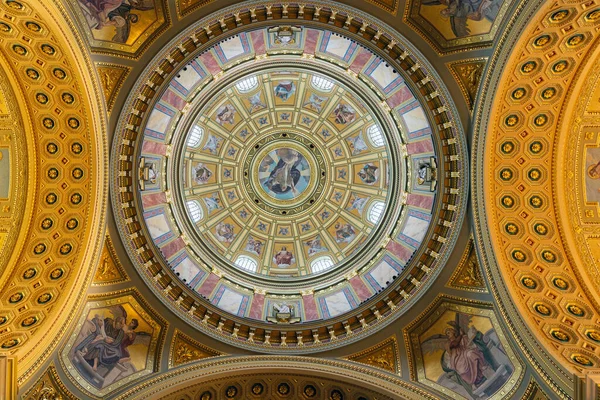 Decorated ceiling dome of Saint Stephens Basilica Budapest, Hungary — Stock Photo, Image