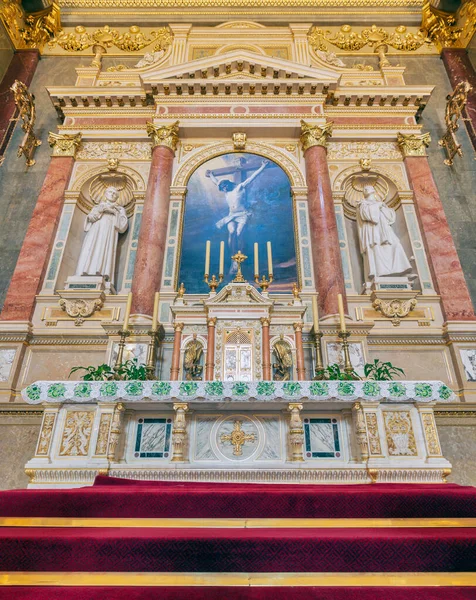 Interior with altar of Saint Stephens Basilica Budapest, Hungary — Stock Photo, Image