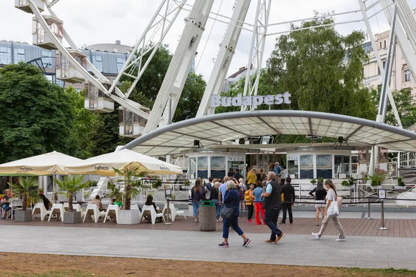 Visitantes esperando por Budapest Eye, Ferris Wheel en Budapest, Hungría — Foto de Stock