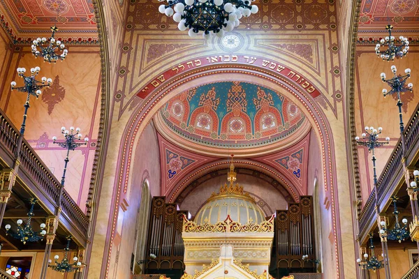 Interior da Grande Sinagoga - Sinagoga de Tabakgasse - em Budapeste, Hungria . — Fotografia de Stock