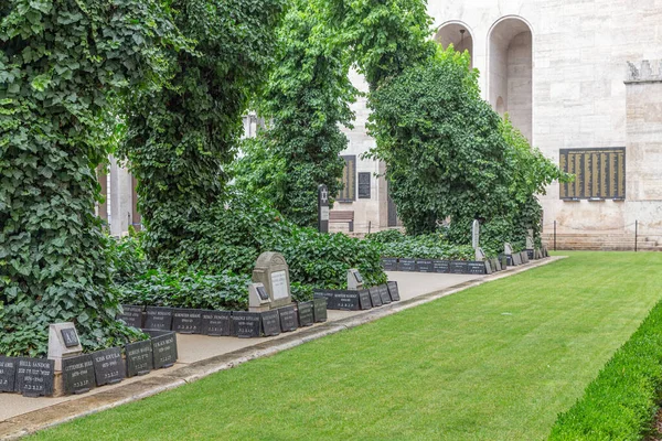 Garten mit Gräbern der Großen Synagoge in Budapest, Ungarn — Stockfoto