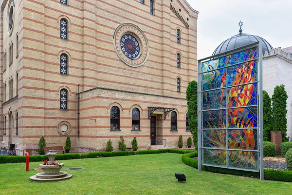 匈牙利布达佩斯大犹太教堂附近的一个有艺术品的花园 — 图库照片