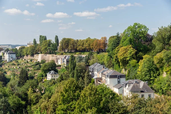 Häuser in Parklandschaft naer Kirchberg in Luxemburg Stadt — Stockfoto