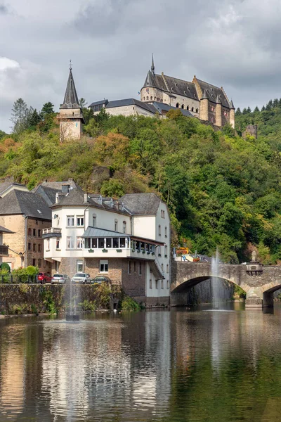 Castillo de Vianden sobre el valle y el río Nuestro en Luxemburgo —  Fotos de Stock