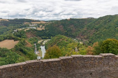 Eski duvarlar Lüksemburg 'daki ortaçağ kalesini harap etti.