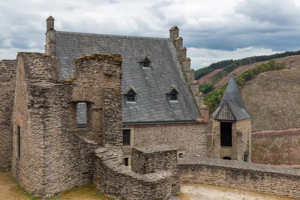 Alte Mauern zerstören mittelalterliche Burg Bourscheid in Luxemburg — Stockfoto