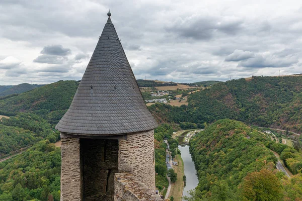 Torn ruin medeltida slott Bourscheid i Luxemburg — Stockfoto