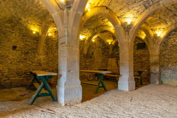Speisesaal in mittelalterlichem Gewölbe mit Möbeln und Säulen — Stockfoto