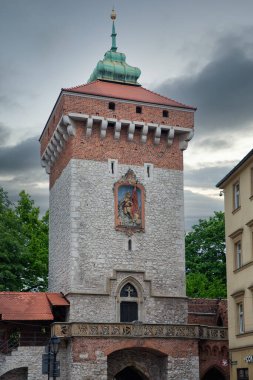 Polonya 'nın ortaçağ şehri Krakow' un ana girişi Brama Florianska