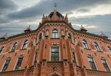 Polonya 'nın Krakow kentindeki Yükseköğretim Okulu' nun tuğla binası.