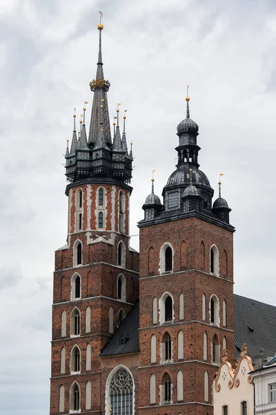 Türme der Marienkirche am Marktplatz in Krakau, Polen — Stockfoto