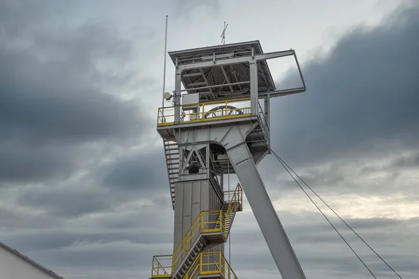 Turm des Schachtsalzbergwerks Wieliczka bei Krakau — Stockfoto