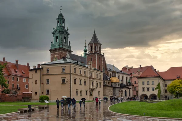 Vista en la plaza Wavel con edificios medievales en Cracovia, Polonia —  Fotos de Stock