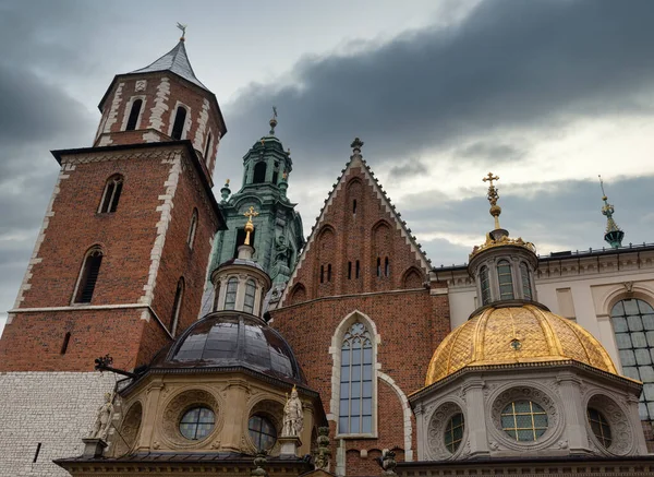 Vista en el castillo real de Wavel y la iglesia catedral en Cracovia, Polonia —  Fotos de Stock