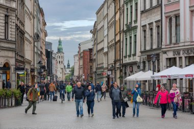 Polonya 'nın Krakow kentindeki Florianska ana alışveriş caddesinde yürüyen turistler