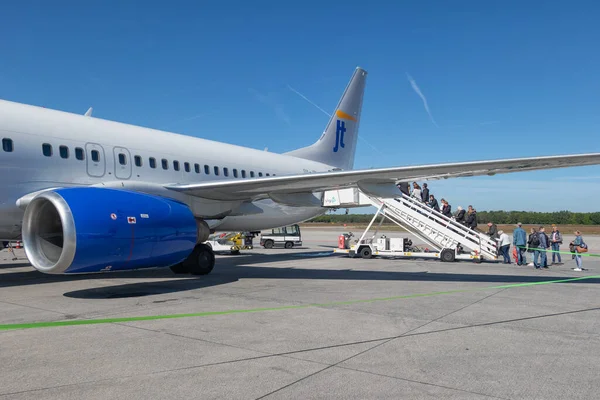Cestující nastupují do letadla připraveného k odletu na letišti Eindhoven — Stock fotografie