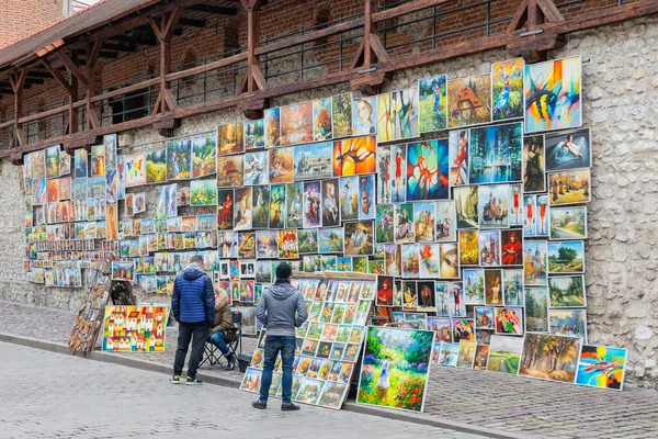 Street artists selling paintingsat St. Florians Gate in Krakow, Poland — Stock Photo, Image