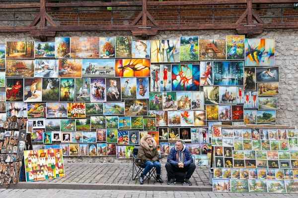 Street artists selling paintingsat St. Florians Gate in Krakow, Poland — Stock Photo, Image