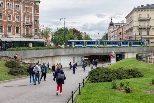 Voetgangers door een onderdoorgang centrum Krakau stad — Stockfoto