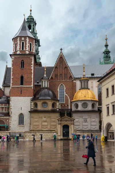 Vista en la plaza Wavel con edificios medievales en Cracovia, Ppland — Foto de Stock