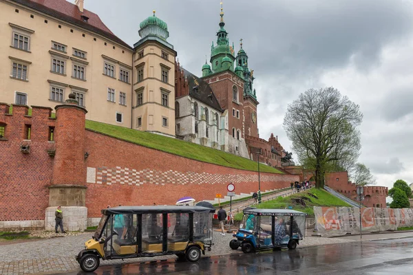 Turistické autobusy v blízkosti královského hradu Wawel v Krakově, Polsko — Stock fotografie