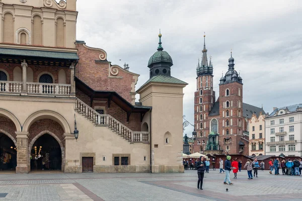 Plaza del mercado Cracovia con Sukiennice Hall de tela y Basílica de Santa María — Foto de Stock