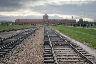 Polonya 'daki Auschwitz-Birkenau 2. Dünya Savaşı konsantrasyon ve imha kampına demiryolu