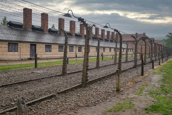 Budovy koncentračního tábora Osvětim obklopen bij barbwire — Stock fotografie