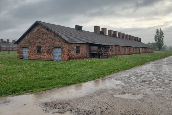 Budovy koncentračního tábora Osvětim v deštivém dni — Stock fotografie