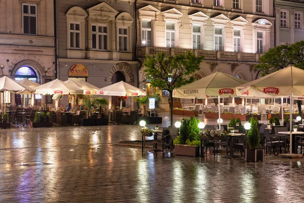 Soirée sur la place du marché Cracovie avec terrasses vides sous la pluie — Photo