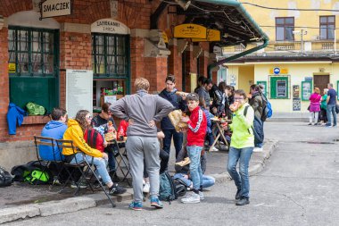 Krakow 'daki Yahudi Mahallesi' nde restoran ve ziyaretçileri olan Plac Nowy
