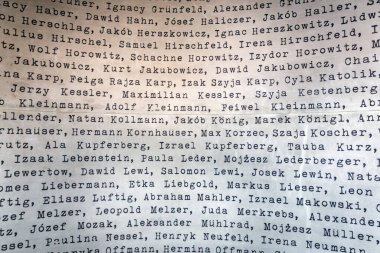 Yahudi isimleriyle anıt duvarı bij Oskar Schindler 'i kurtardı