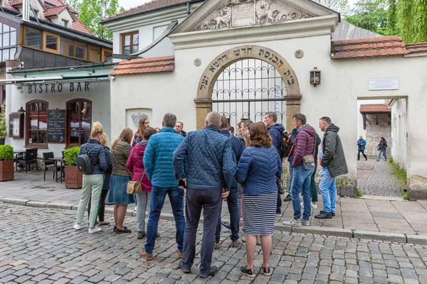 Guía con grupo de turistas cerca de Sinagoga Remuh Cracovia — Foto de Stock