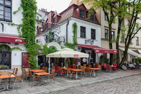 Restaurantes com terraços no bairro judeu Kazimierz em Cracóvia — Fotografia de Stock