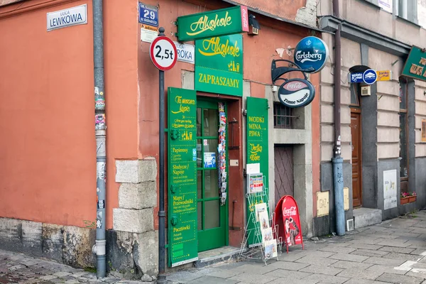 Pequena loja de vinhos no bairro judeu Kazimierz Cracóvia, Polônia — Fotografia de Stock
